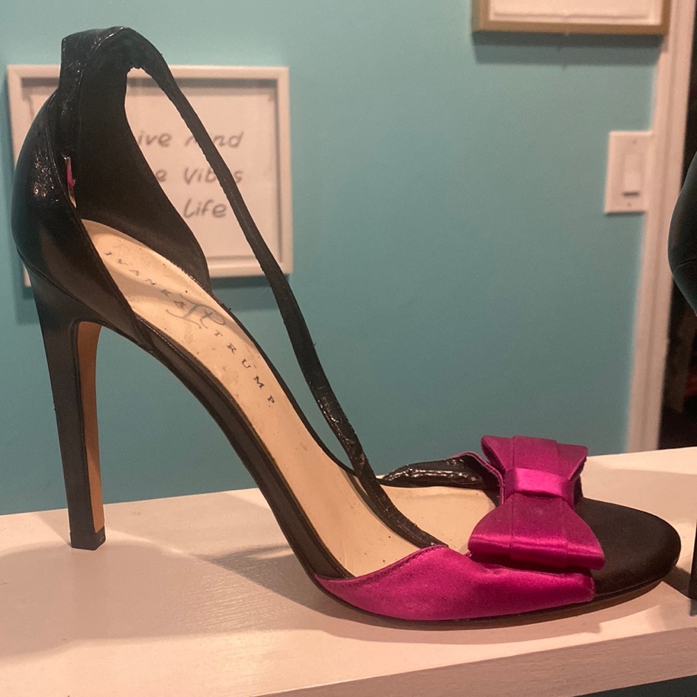 Black sandals with a fuchsia bow to accentuate this beauty.